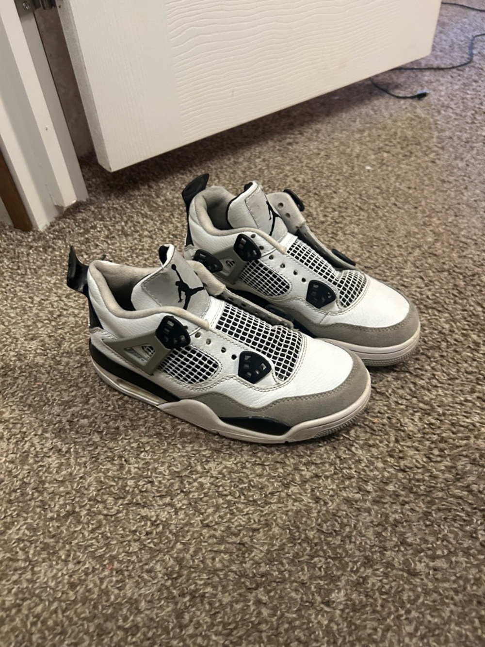 Kids Jumpman Retro Basketball Sneakers in White and Gray